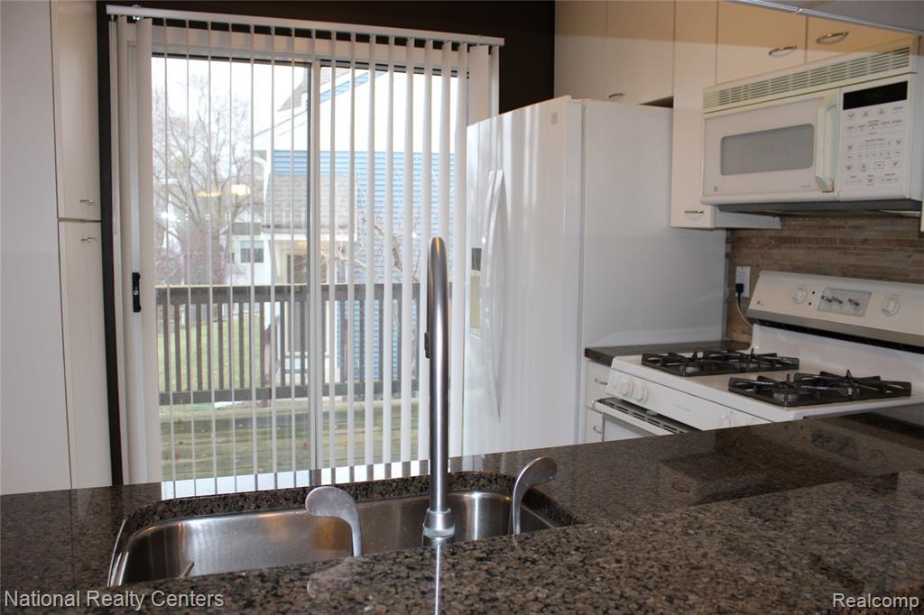 44800 Bayview Drive, Novi, MI — Photo 13