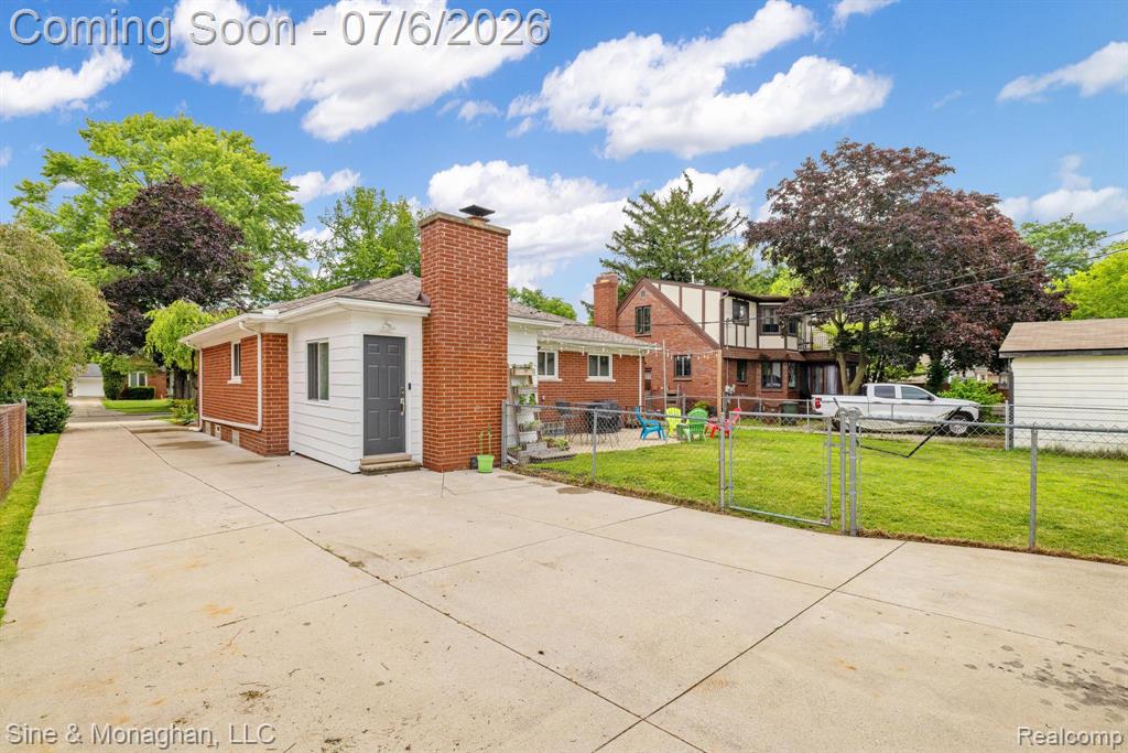 977 ROSLYN Road, Grosse Pointe Woods, MI 48236 — Photo 36