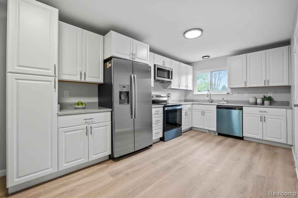 665 Stirling Street, Pontiac, MI 48340 — Photo 10