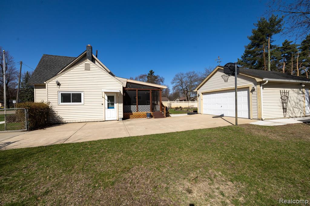 9180 COOLEY LAKE Road, White Lake, MI — Photo 35