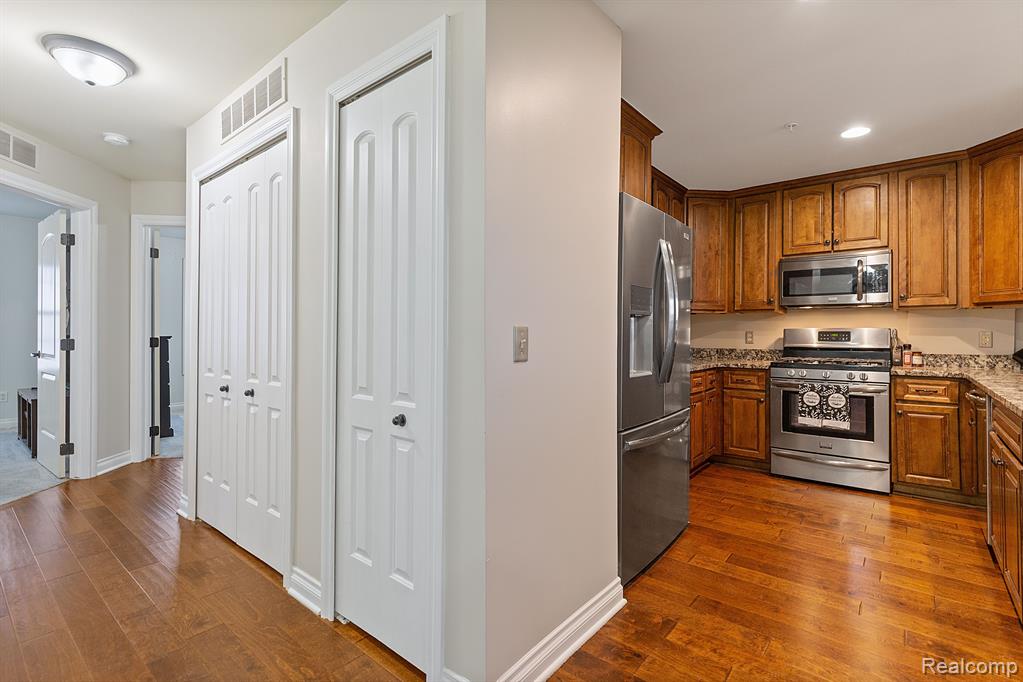 53743 CHAMPLAIN Street, Macomb, MI 48042 — Photo 15