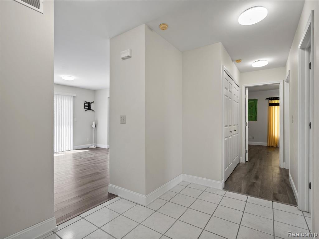 4979 SOMERTON Drive, Troy, MI 48085 — Photo 15