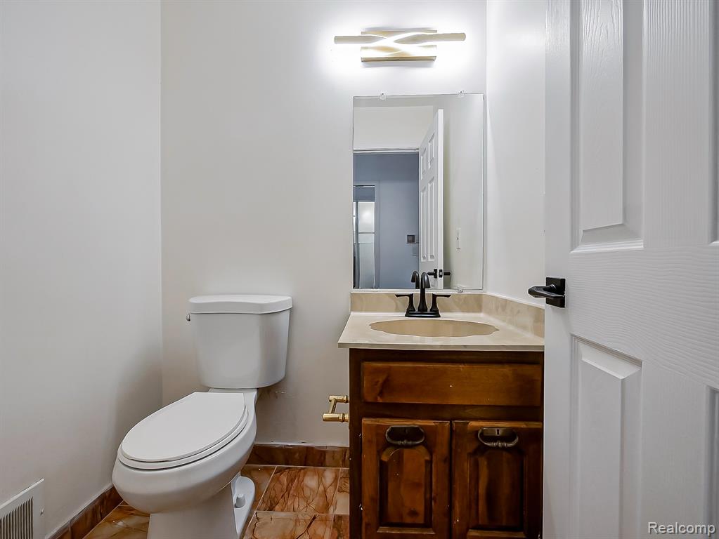 7329 Camelot Drive, West Bloomfield, MI — Photo 24
