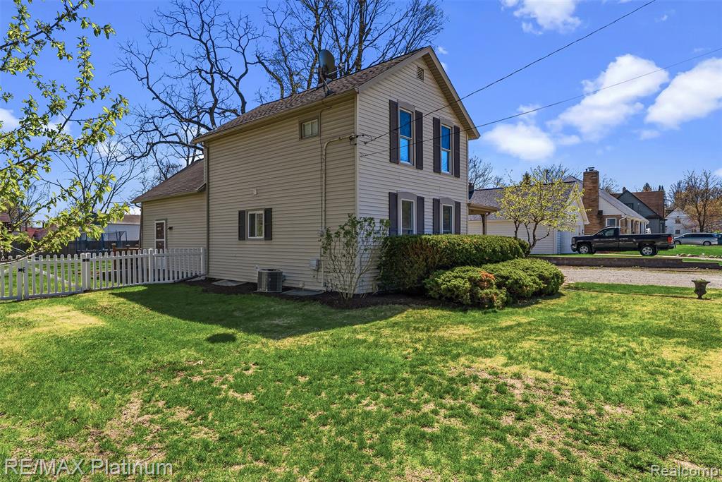 315 S West Street, Fenton, MI 48430 — Photo 3