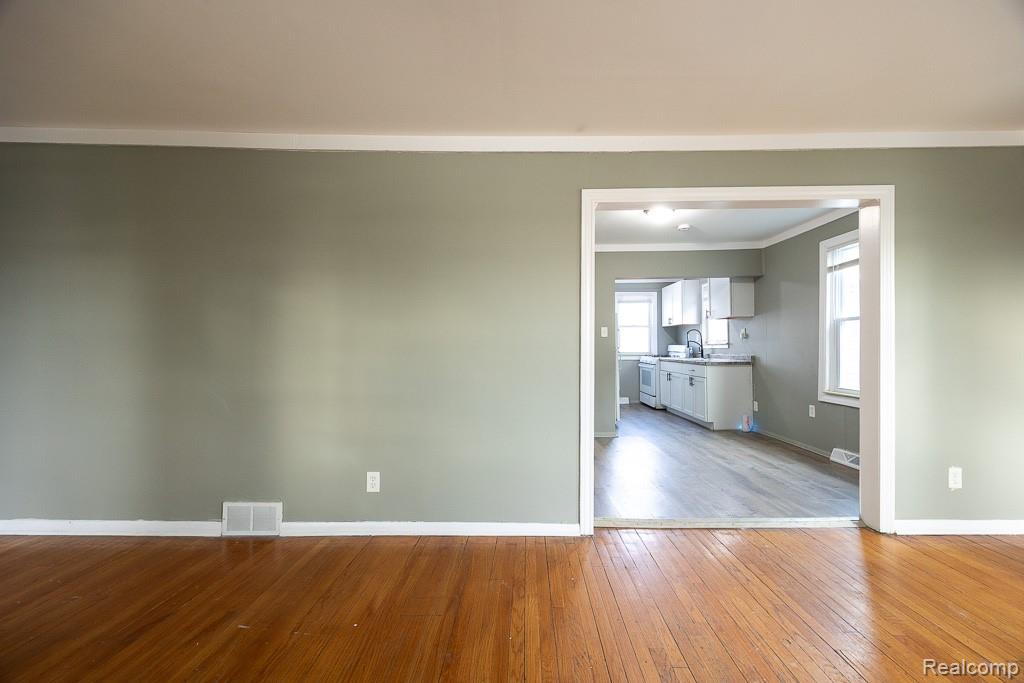 128 W Muir Avenue, Hazel Park, MI 48030 — Photo 4