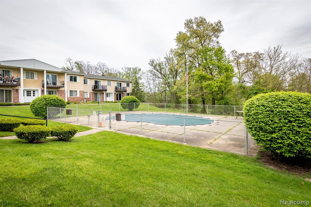 5291 HIGHLAND Road, 204, Waterford, MI 48327 — Photo 2