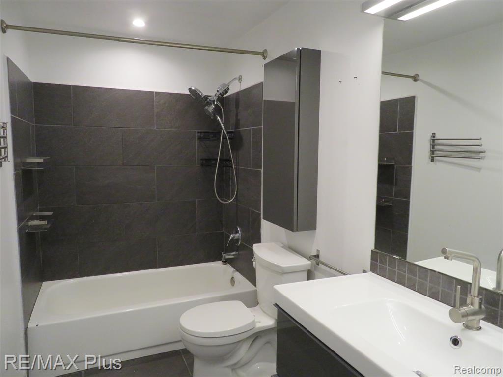 3011 Debra Court, Auburn Hills, MI 48326 — Photo 14