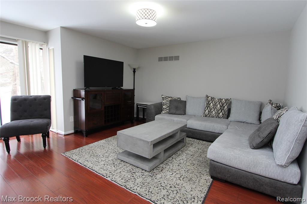 7338 Creek View Court, West Bloomfield, MI — Photo 5