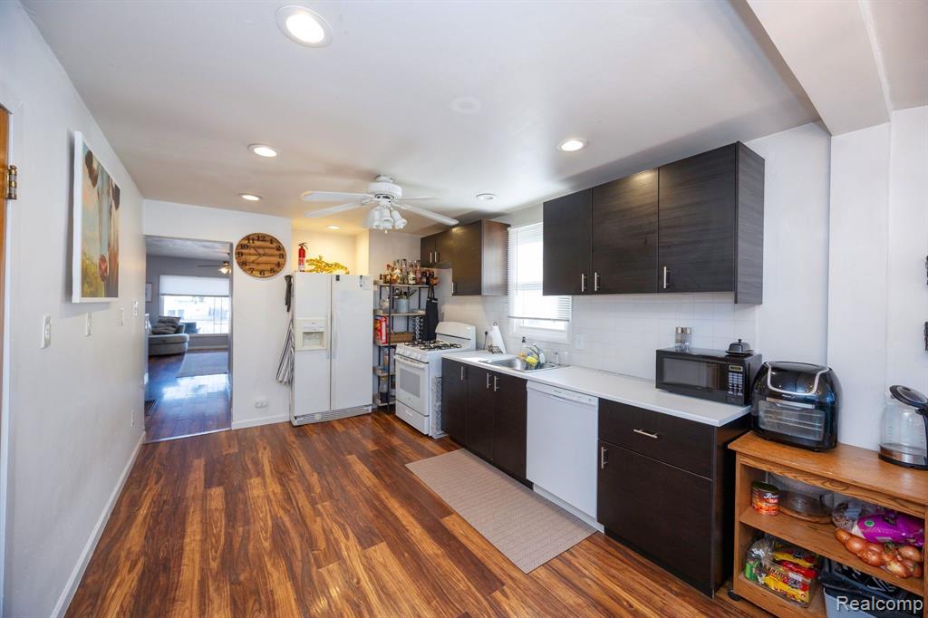569 CLEOPHUS Parkway, Lincoln Park, MI 48146 — Photo 14