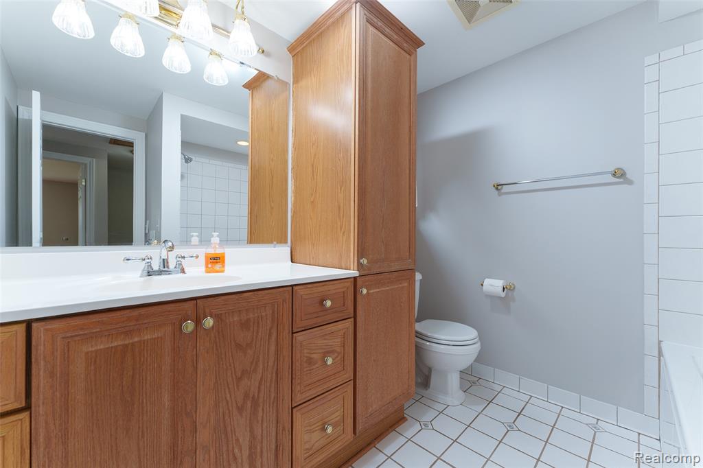 4276 Macqueen Drive, West Bloomfield, MI 48323 — Photo 27