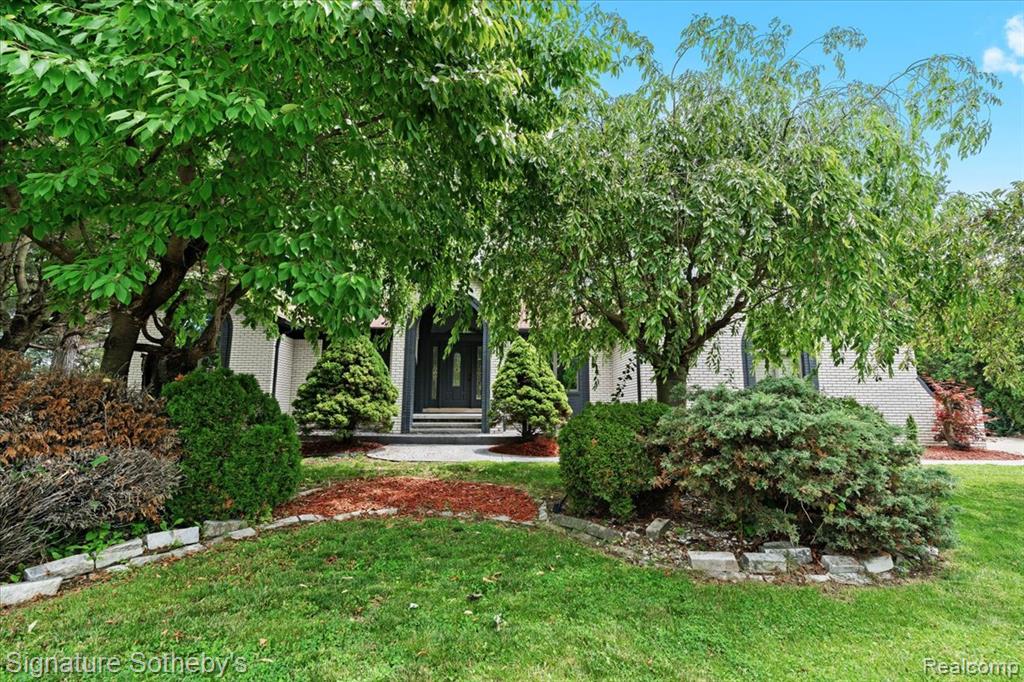 40526 Woodside Drive, Clinton Twp, MI 48038 — Photo 2