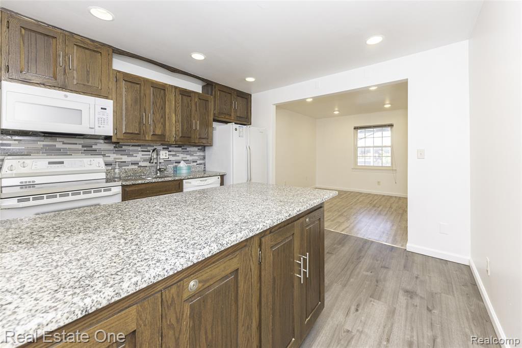 27630 W Echo Valley, 221, Farmington Hills, MI 48334 — Photo 12