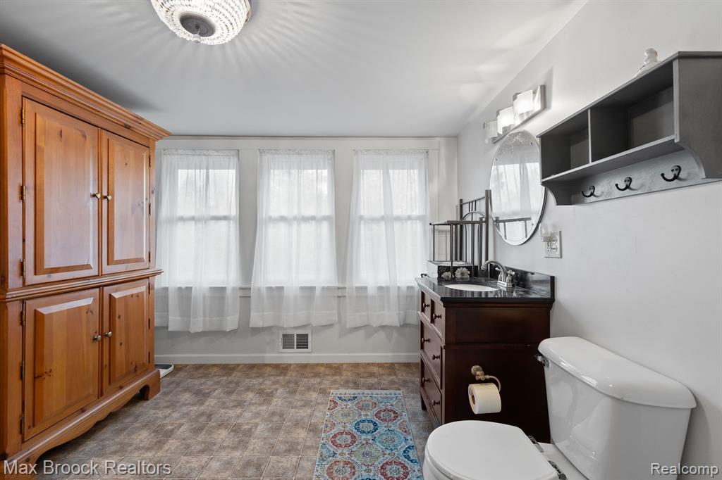 611 W SAINT CLAIR Street, Almont, MI 48003 — Photo 15
