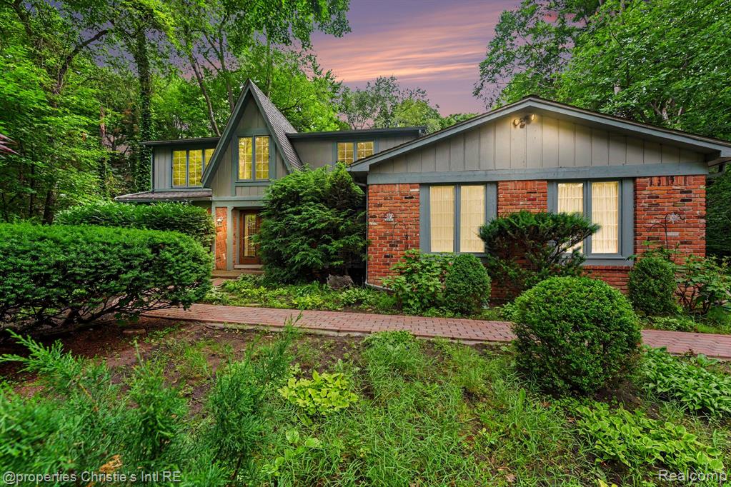 393 Eckford Circle, Troy, MI 48085