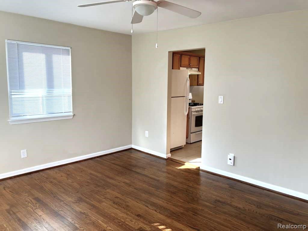 861 E DALLAS Avenue, Madison Heights, MI 48071 — Photo 8