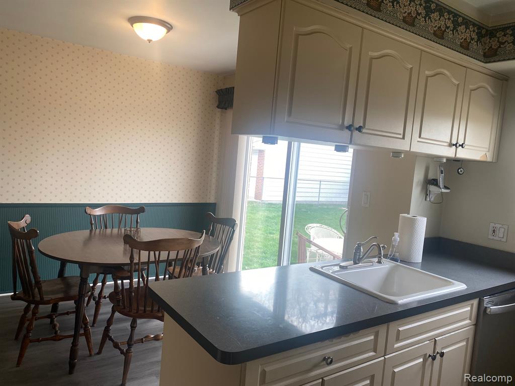 6840 CRESTWOOD Street, Dearborn Heights, MI 48127 — Photo 10