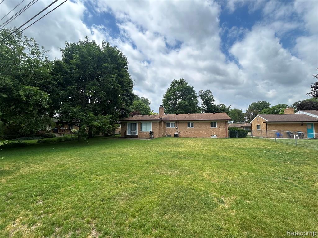 129 Pleasant Lake Drive, Waterford, MI 48327 — Photo 21