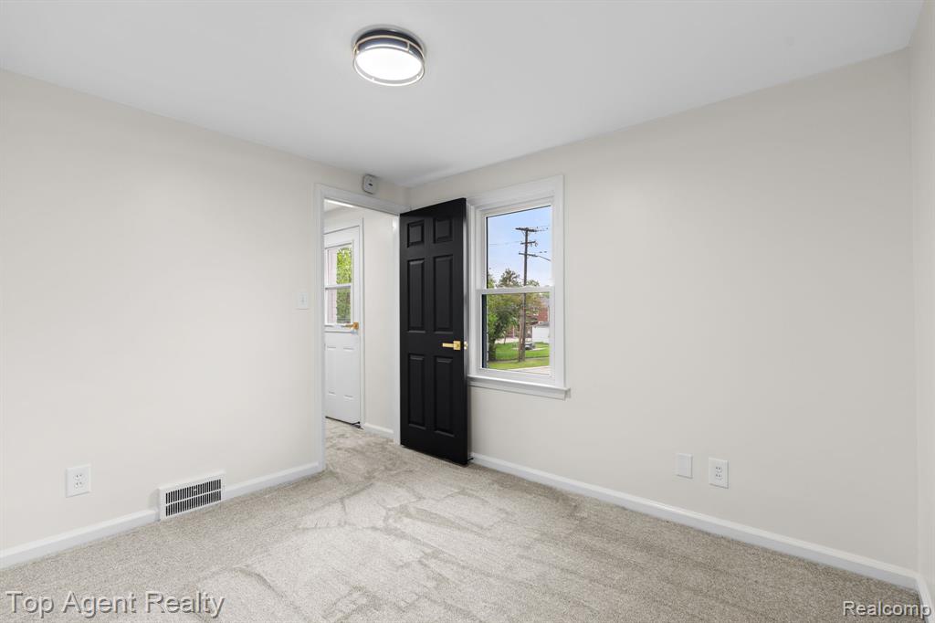1894 Broadstone Road, Grosse Pointe Woods, MI 48236 — Photo 28