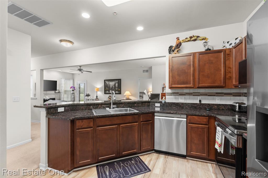 48436 Maplehurst Drive, Shelby Twp, MI 48317 — Photo 12
