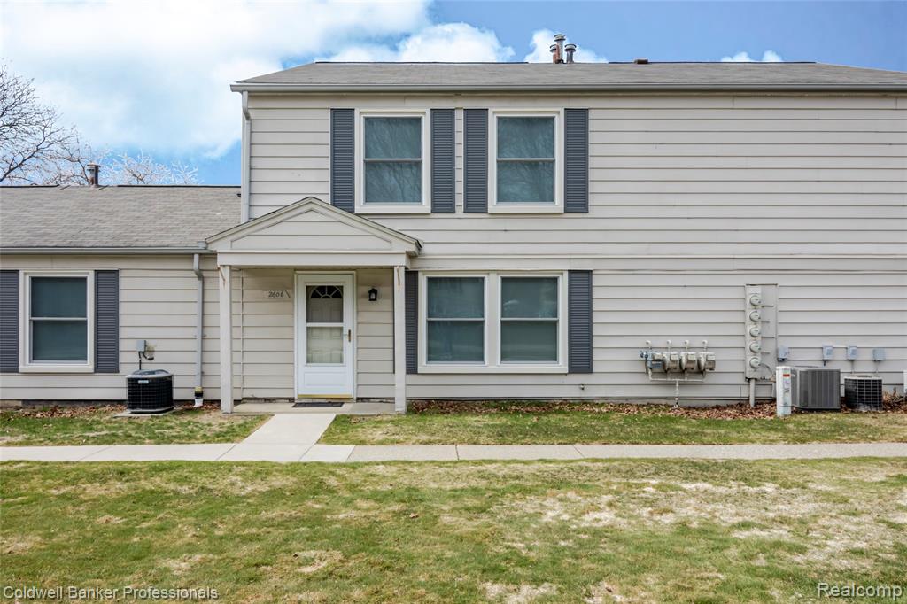 2606 Wildwood Court, Lake Orion, MI — front exterior