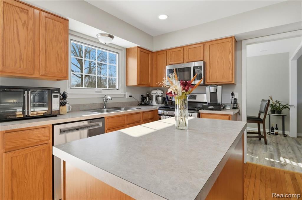 44569 GREENBRIAR Court, Belleville, MI 48111 — Photo 14