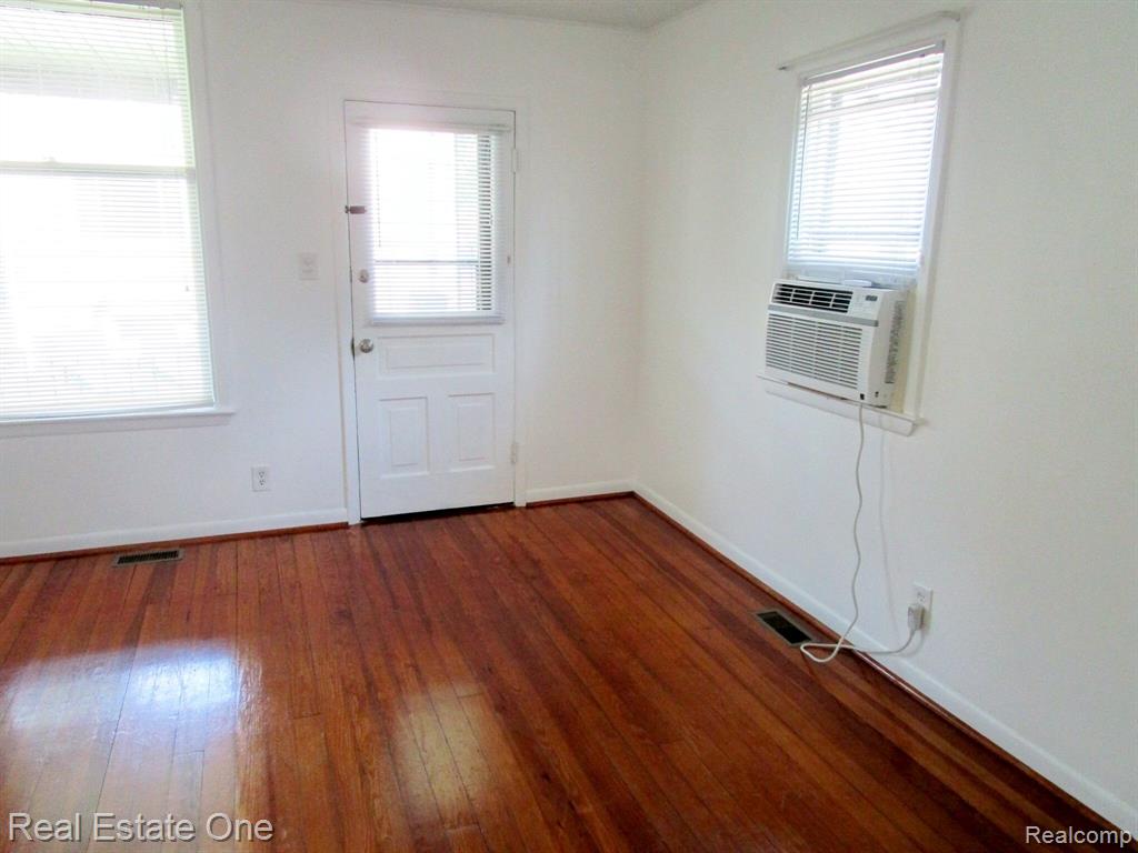 421 POPLAR Street, Wyandotte, MI 48192 — Photo 10