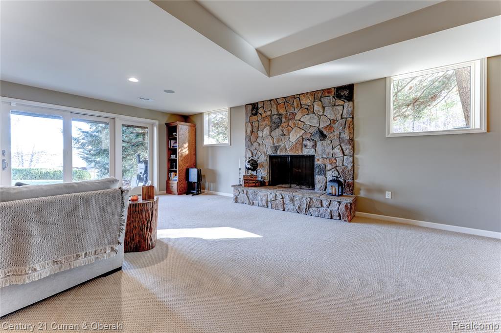 8308 Peninsular Drive, Fenton, MI 48430 — Photo 25