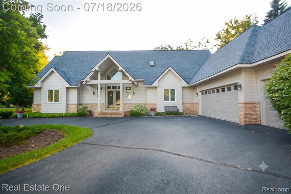 716 Bristol Lane, Orion, MI 48348 — Photo 2