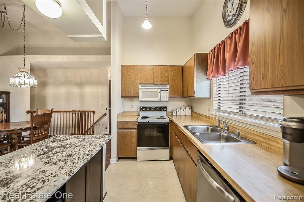 62071 YORKTOWN, 6, South Lyon, MI 48178 — Photo 5
