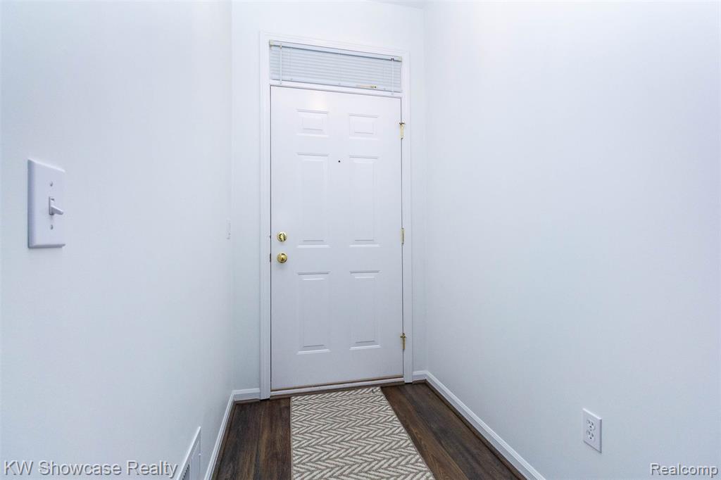 5726 Pinecroft Court, 44, Clawson, MI — Photo 5
