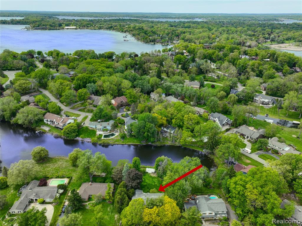 2026 W Bend Court, Bloomfield Hills, MI 48302 — Photo 2