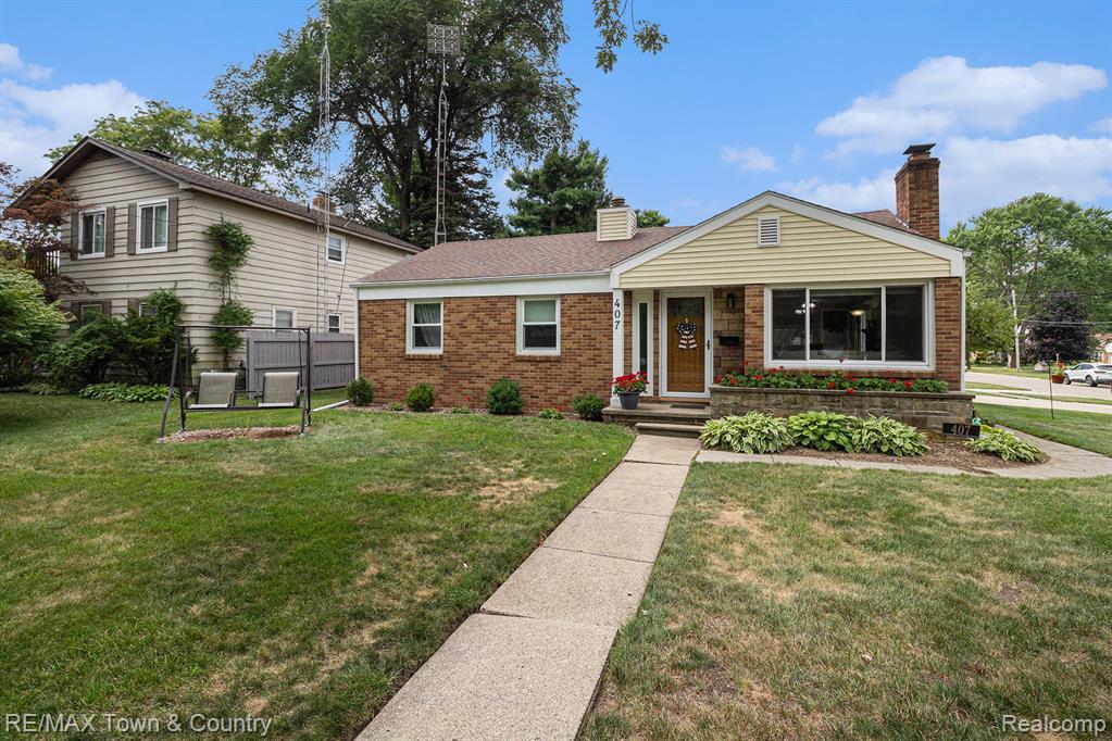 407 N McKinley Road, Flushing, MI 48433 — front exterior