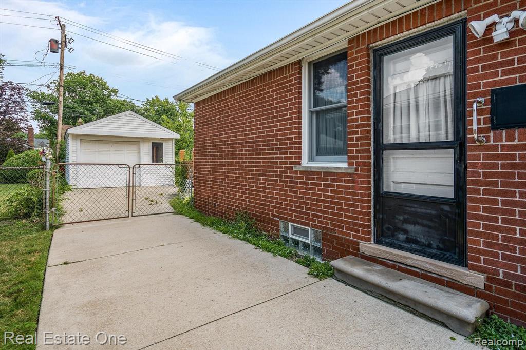 21135 LITTLESTONE Road, Harper Woods, MI 48225 — Photo 17