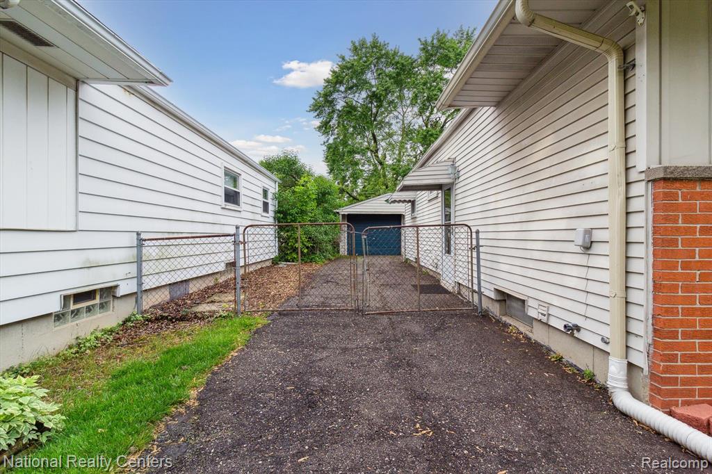 4458 Harding Street, Dearborn Heights, MI 48125 — Photo 24