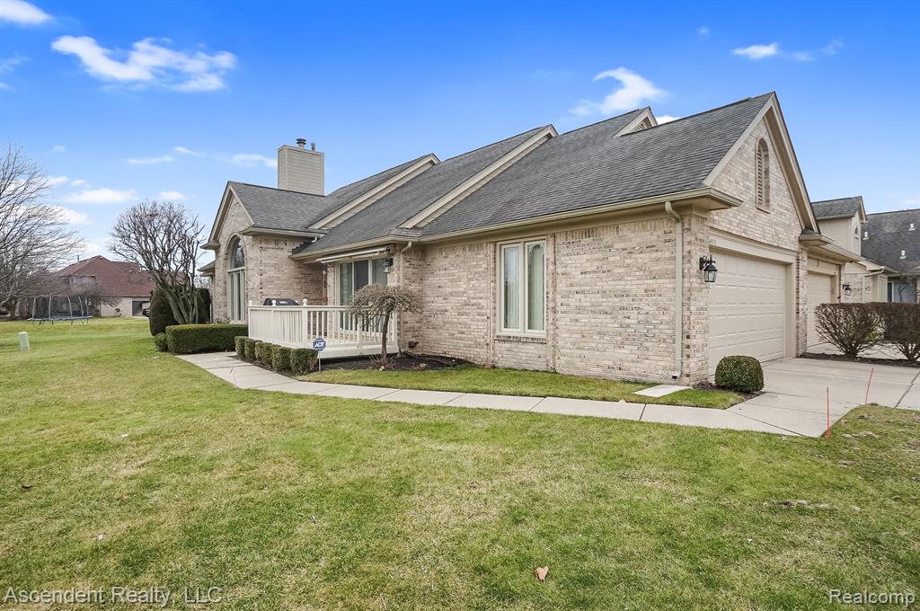 4571 REFLECTIONS Drive, Sterling Heights, MI 48314 — Photo 2