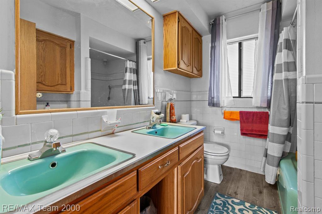 675 WOODCREST Drive, Dearborn, MI 48124 — Photo 12