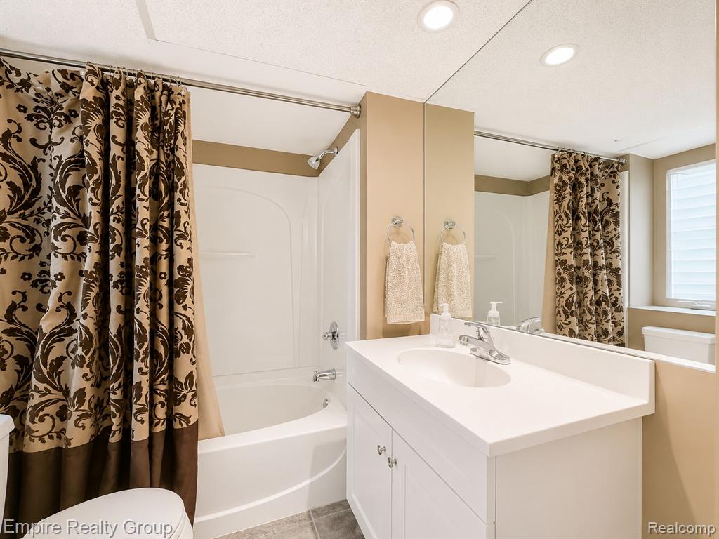 5005 Wing Lake Road, Bloomfield Hills, MI 48302 — Photo 32
