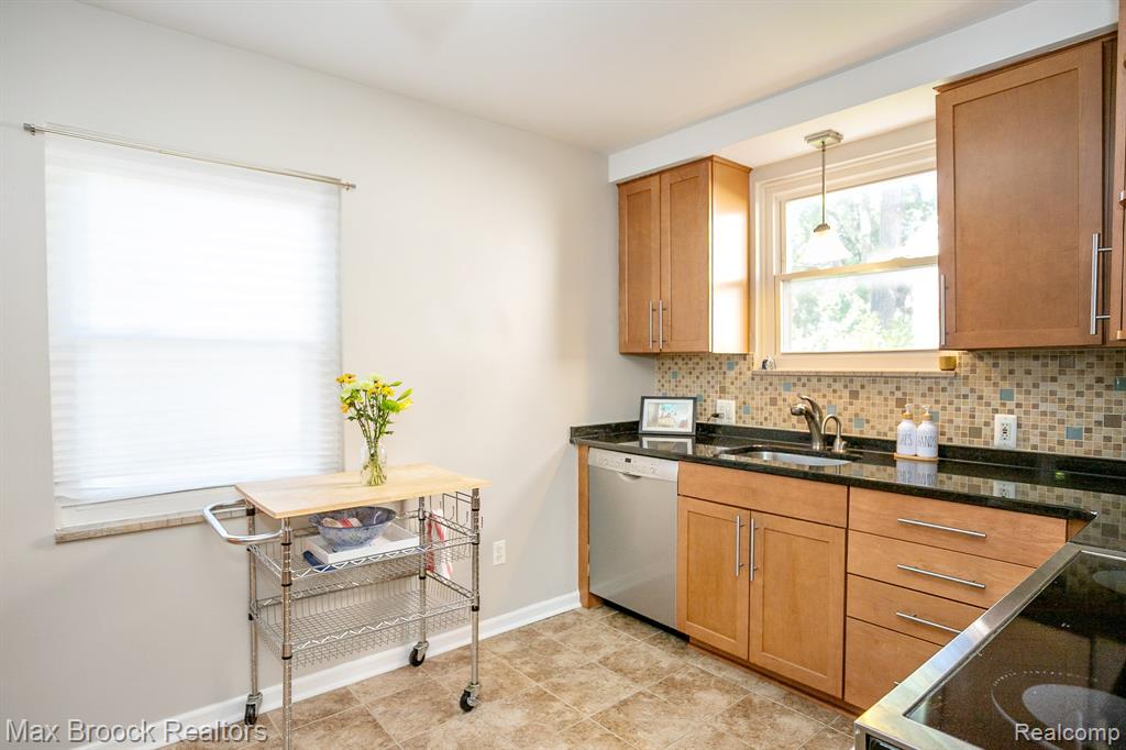 26015 ALLOR Avenue, Huntington Woods, MI — Photo 19