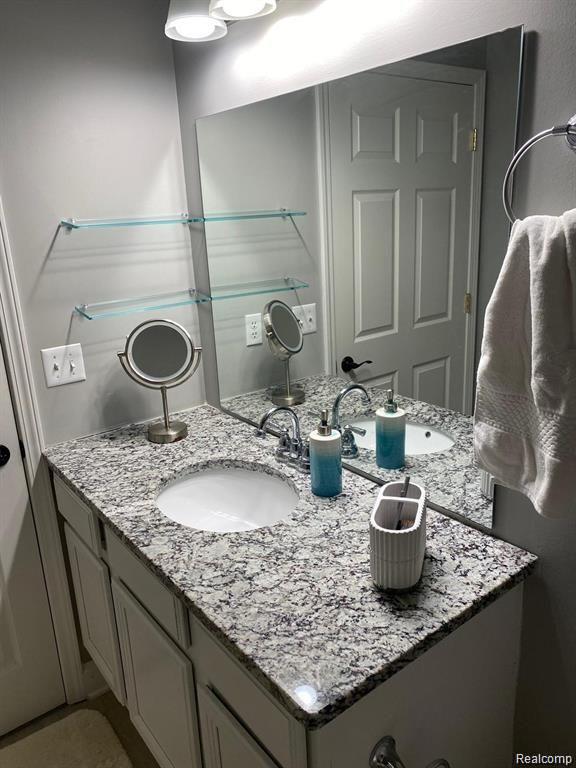7105 FARMINGDALE Lane, Walled Lake, MI 48390 — Photo 5