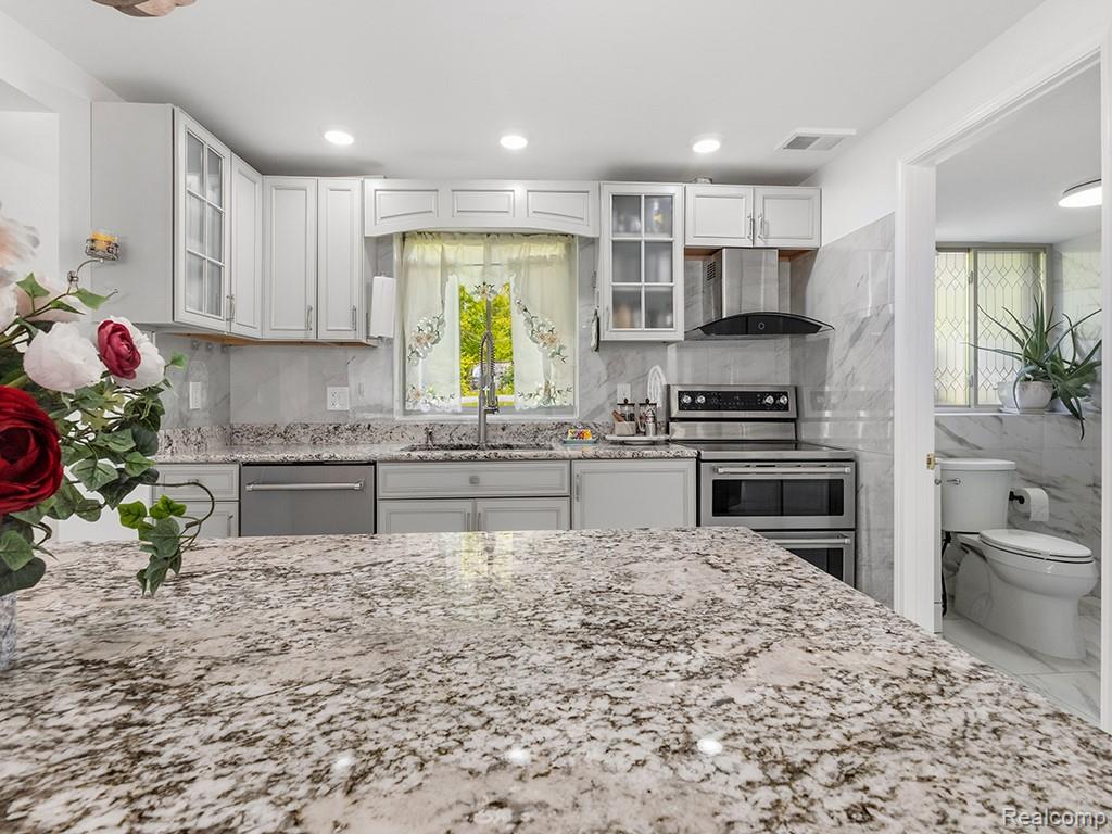 17361 W OUTER Drive, Dearborn Heights, MI 48127 — Photo 33