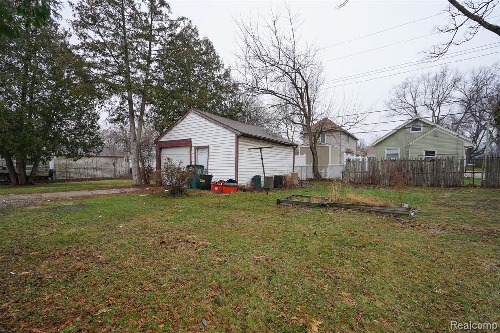 74 W BERNHARD Avenue, Hazel Park, MI 48030 — Photo 7