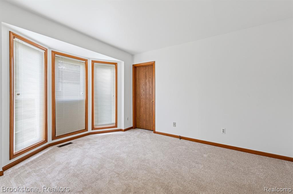 41213 Whispering Oaks Drive, 19, Clinton Twp, MI 48038 — Photo 7