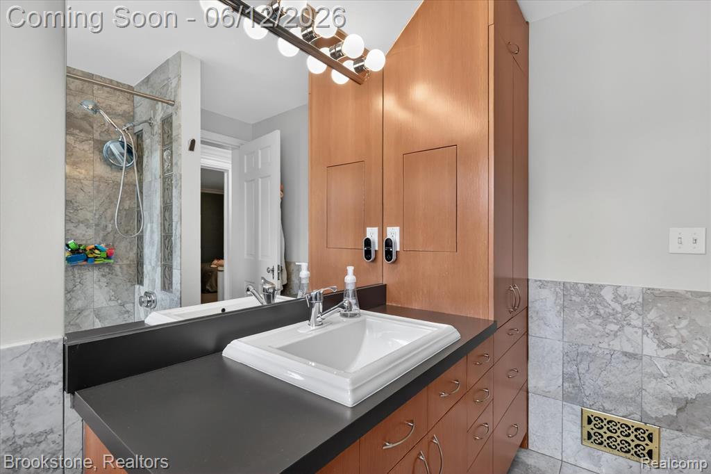 8926 Lincoln Drive, Huntington Woods, MI — Photo 42