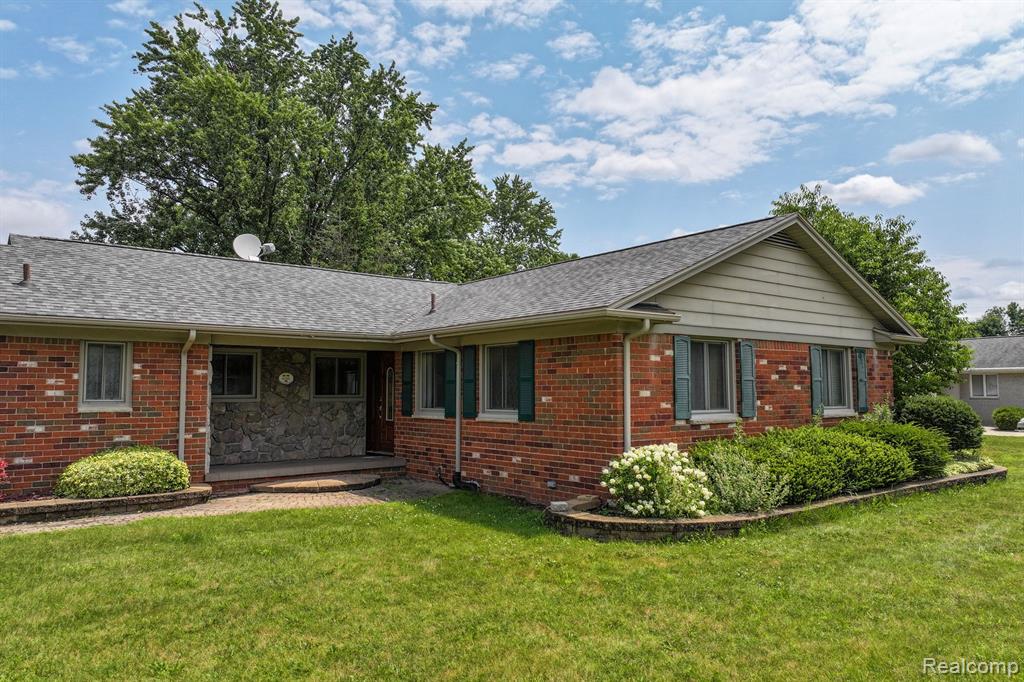 4395 OLD CARRIAGE Road, Flint, MI 48507 — Photo 2