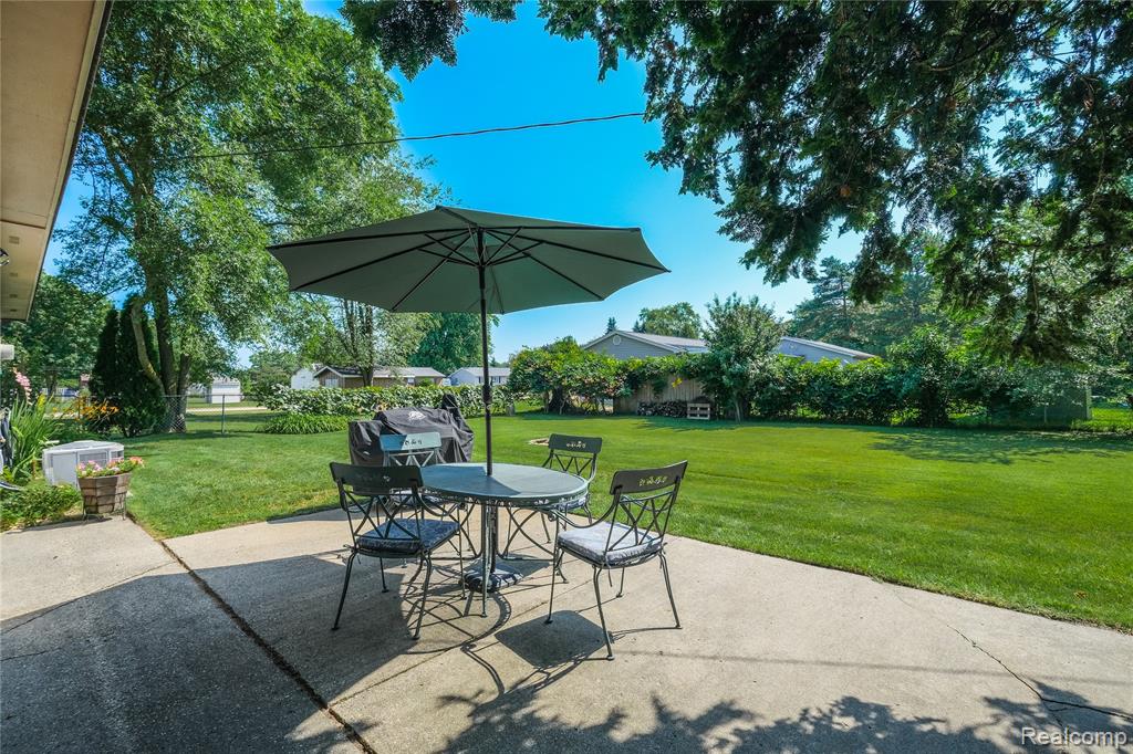 9175 Bernice Drive, Pinckney, MI 48169 — Photo 24