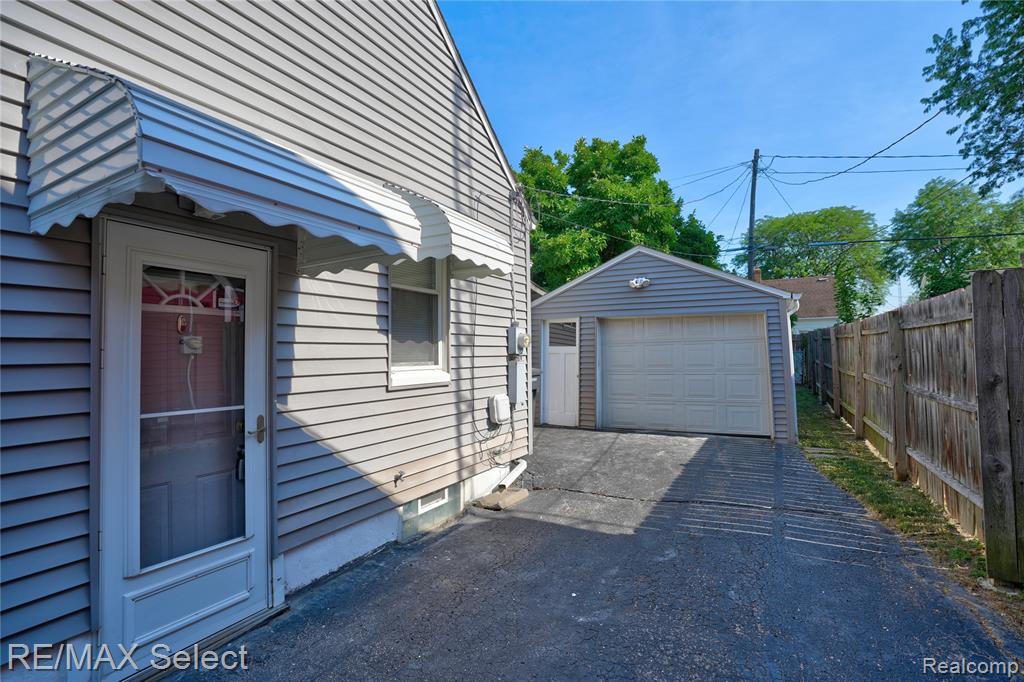 631 Alvord Avenue, Flint, MI 48507 — Photo 4