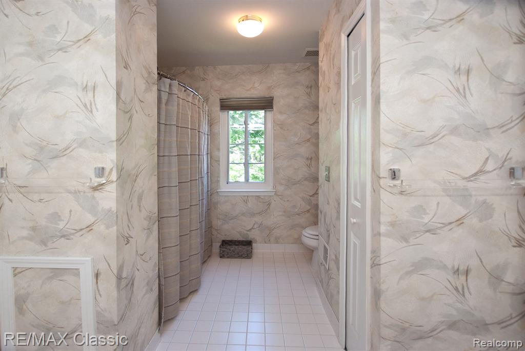 587 Winwood Circle, 20, Walled Lake, MI 48390 — Photo 24