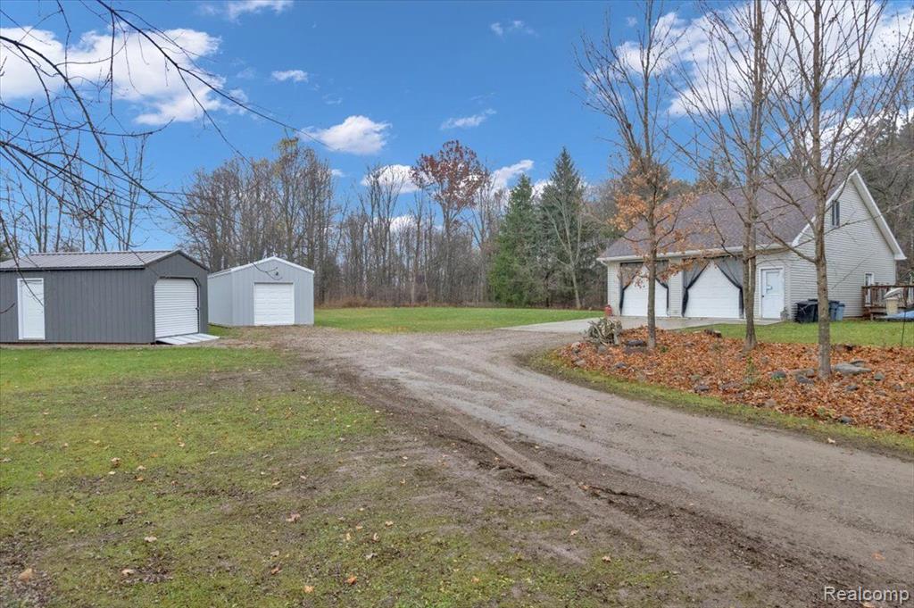 6789 LYONS Road, Imlay City, MI 48444 — Photo 25