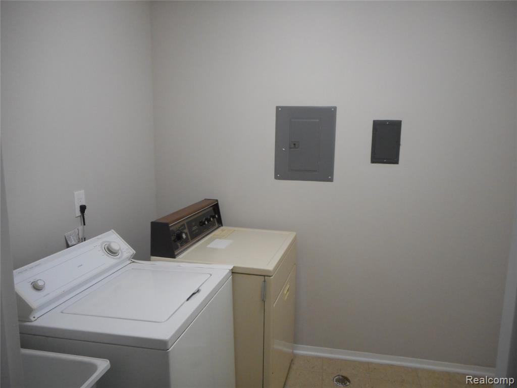 37066 Kirkshire Court, Farmington, MI 48331 — Photo 14