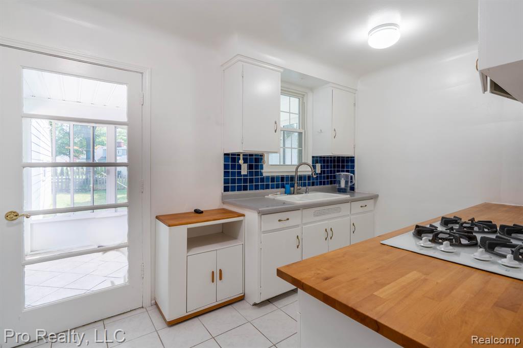 8 CARLTON Lane, Dearborn, MI 48120 — Photo 5